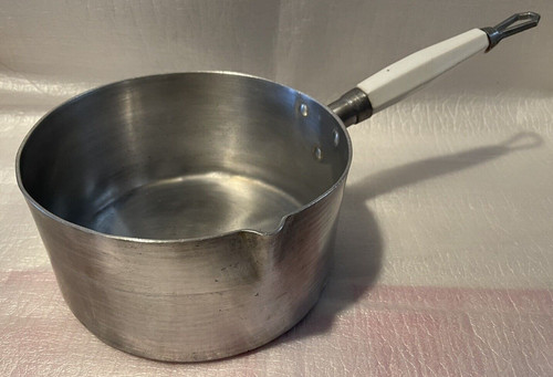 Ancienne casserole avec manche - avec,
